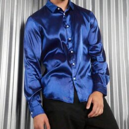Camisa unicolor con botón delantero de satén